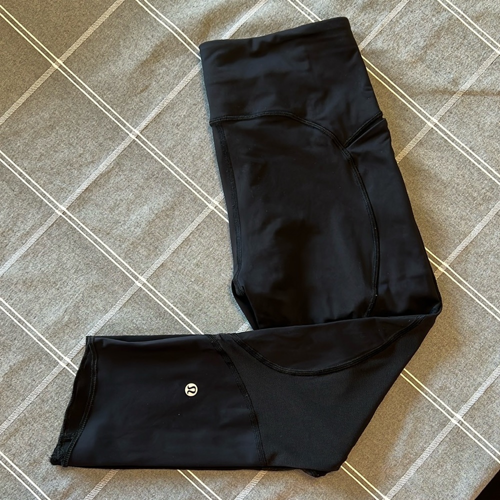 Lululemon Ladies Black Crop Leggings Size 6 Side pockets, No pilling EUC